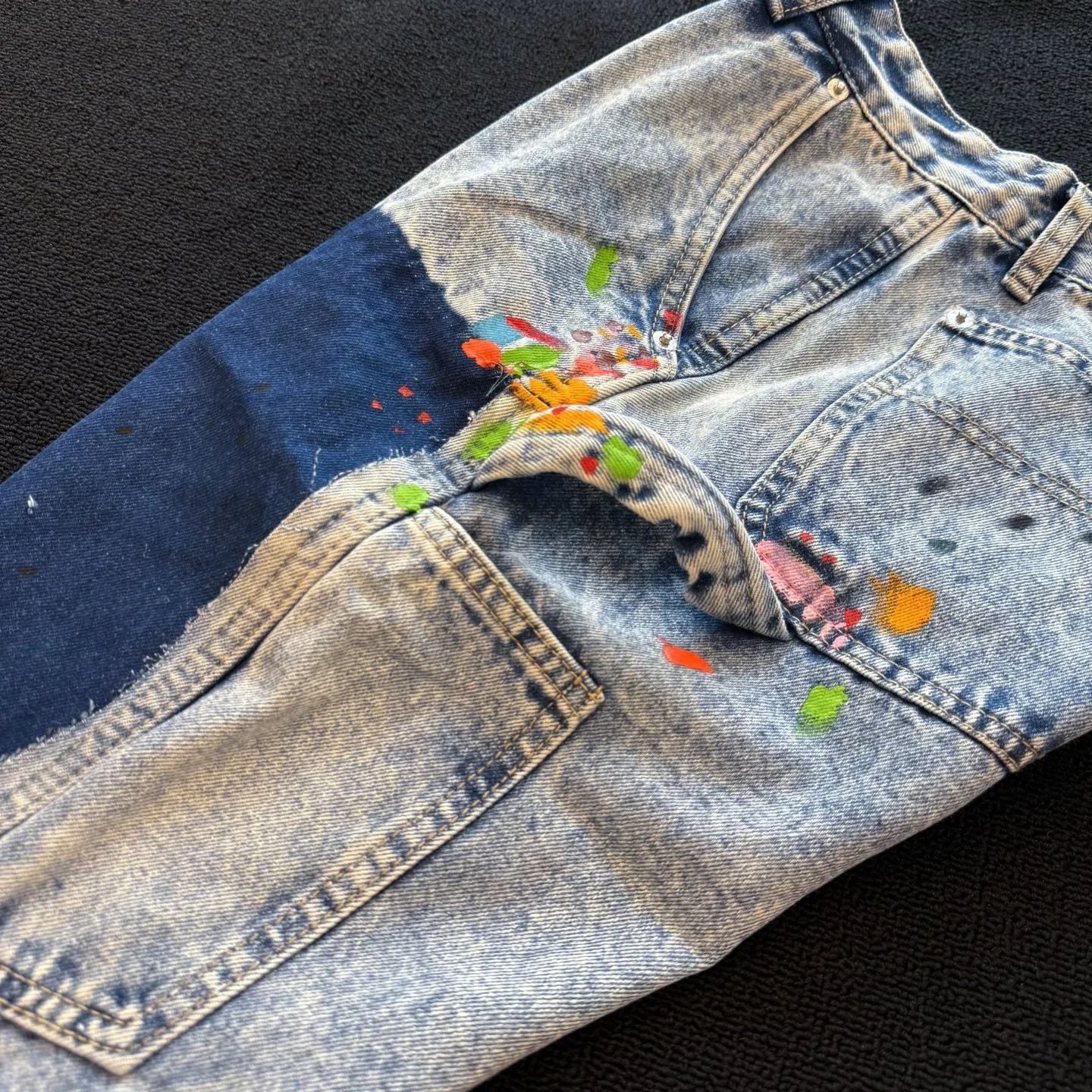 P230 model number: D401 GALLERY DEPT micro-flared distressed distressed jeans, three-dimensional version, loose and comfortable, not picky about body shape, factory precision, original factory quality control, same style for men and women, can be matched with couples, versatile recommendation, must-have denim for all seasons, made of heavy-duty washed pure cotton denim fabric. After washing, it is soft and thick, very stylish when worn. Size: 28, 30, 32, 34, 36 (S-XXL) Color: Splicing Size reference # 28 pants length 100 waist 72 30 pants length 102 waist 76 32 pants length 104 waist 80 34 pants length 106 waist 84 36 pants length 108 waist 88